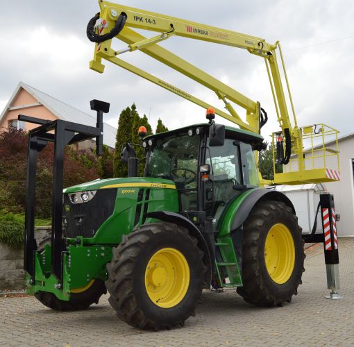 Traktor JohnDeere s plošinou